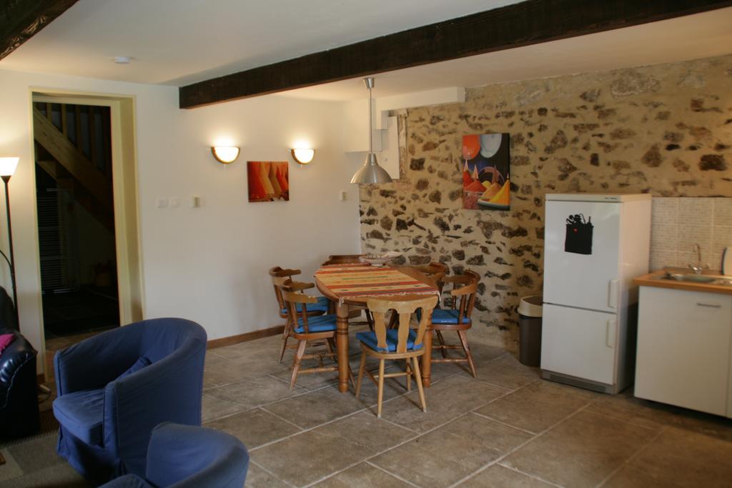 Le Petit Mas D'Ile Saint-Germain-de-Confolens Ruang foto