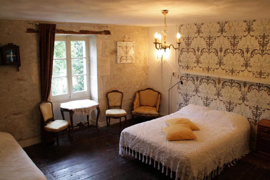 Le Petit Mas D'Ile Saint-Germain-de-Confolens Ruang foto