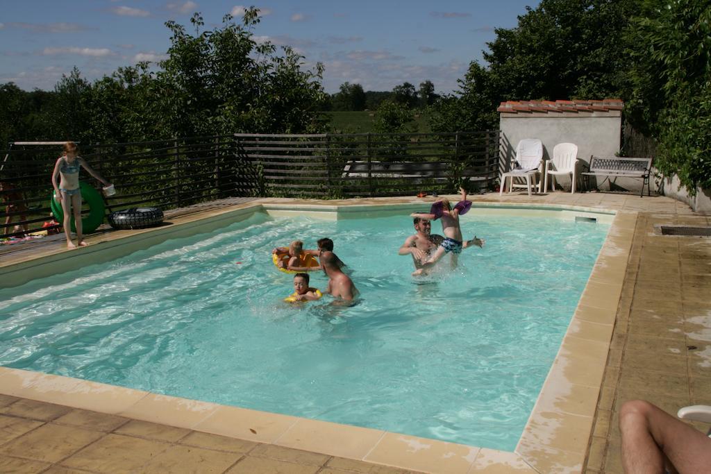 Le Petit Mas D'Ile Saint-Germain-de-Confolens Bagian luar foto